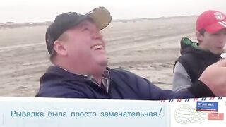 Акула на длинную береговую снасть в Намибии во время семейной поездки по атлантическому побережью