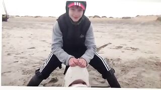 Акула на длинную береговую снасть в Намибии во время семейной поездки по атлантическому побережью