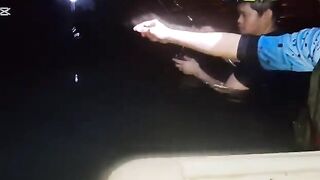 Ночная рыбалка на семейном пляже Аль-Вакры в Катаре с компанией друзей до самого рассвета