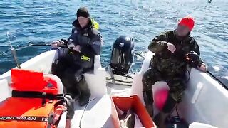 Ловля трески в Баренцевом море из Мурманска: майский выход с капитаном и подъем рыбы с глубины