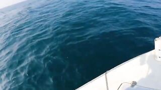 Лодочный джиггинг из Аль-Вакры в Катаре после ранних сборов и борьба с рыбой у борта