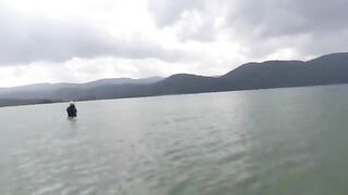 Поклевка крупного луфаря в Акьяке на забросе и вываживание в забродку под подсказки товарищей