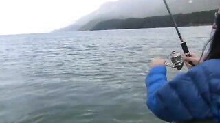 Поклевка крупного луфаря в Акьяке на забросе и вываживание в забродку под подсказки товарищей