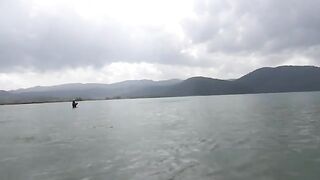 Поклевка крупного луфаря в Акьяке на забросе и вываживание в забродку под подсказки товарищей