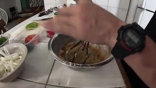 Белый маргат среди скал Ангильи и проверка дополнительной тяги на ружье во время подводной охоты