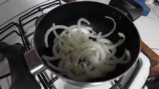 Белый маргат среди скал Ангильи и проверка дополнительной тяги на ружье во время подводной охоты