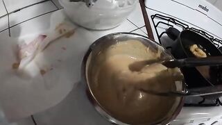 Белый маргат среди скал Ангильи и проверка дополнительной тяги на ружье во время подводной охоты