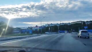 Ранний выезд на удочку под Мурманском после дождя и пять рыб на червя к возвращению в девять утра