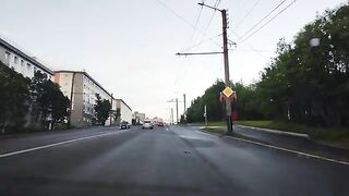 Ранний выезд на удочку под Мурманском после дождя и пять рыб на червя к возвращению в девять утра