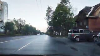 Ранний выезд на удочку под Мурманском после дождя и пять рыб на червя к возвращению в девять утра