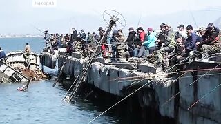 Минтай с икрой у мыса Астафьева в Находке и разговор с Валентиной на заполненном рыбаками пирсе