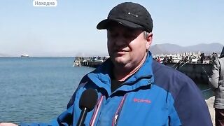 Минтай с икрой у мыса Астафьева в Находке и разговор с Валентиной на заполненном рыбаками пирсе