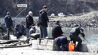 Минтай с икрой у мыса Астафьева в Находке и разговор с Валентиной на заполненном рыбаками пирсе