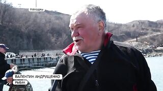 Минтай с икрой у мыса Астафьева в Находке и разговор с Валентиной на заполненном рыбаками пирсе