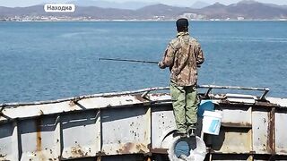 Минтай с икрой у мыса Астафьева в Находке и разговор с Валентиной на заполненном рыбаками пирсе