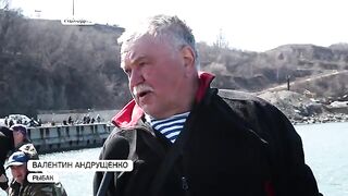 Минтай с икрой у мыса Астафьева в Находке и разговор с Валентиной на заполненном рыбаками пирсе