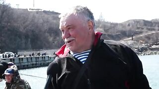 Минтай с икрой у мыса Астафьева в Находке и разговор с Валентиной на заполненном рыбаками пирсе