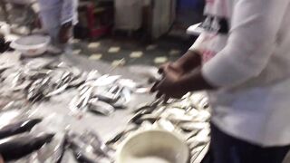 Yanbu, Saudi Arabia — рыбный рынок и чистка улова на месте