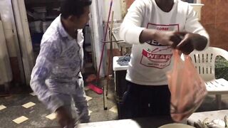 Yanbu, Saudi Arabia — рыбный рынок и чистка улова на месте