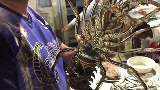 Yanbu, Saudi Arabia — рыбный рынок и чистка улова на месте