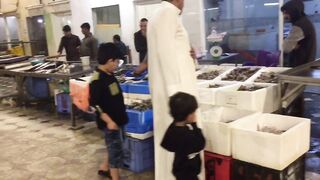 Yanbu, Saudi Arabia — рыбный рынок и чистка улова на месте