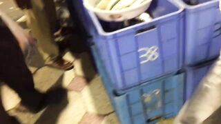 Yanbu, Saudi Arabia — рыбный рынок и чистка улова на месте