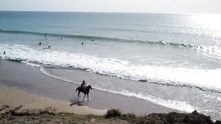 Taghazout fishing village - вид на бухту и точки у камней