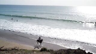 Taghazout fishing village - вид на бухту и точки у камней