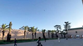 Эс-Сувейра на закате, порт живёт — где рыбалка работает вечером?