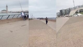 Casablanca - рыбалка у пляжа рядом с мечетью Хассана II