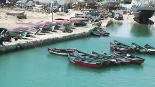 El Jadida Fishing Port - причалы, лёд и свежий улов