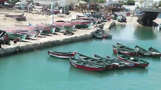 El Jadida Fishing Port - причалы, лёд и свежий улов