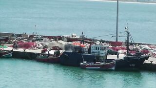 El Jadida Fishing Port - причалы, лёд и свежий улов