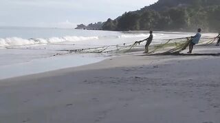 Mahé, Beau Vallon - уловы на рассвете: морская рыбалка на пляже