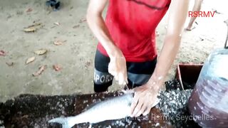 Beau Vallon market: разделка и продажа — вечерняя рыбалка удалась