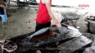 Beau Vallon market: разделка и продажа — вечерняя рыбалка удалась