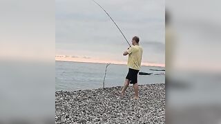 Гагра и Багрипш - рыбалка на Черном море: какие приманки работают летом по ставриде?