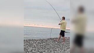 Гагра и Багрипш - рыбалка на Черном море: какие приманки работают летом по ставриде?