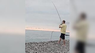 Гагра и Багрипш - рыбалка на Черном море: какие приманки работают летом по ставриде?