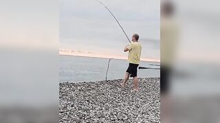 Гагра и Багрипш - рыбалка на Черном море: какие приманки работают летом по ставриде?