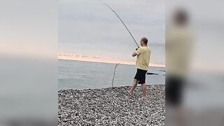 Гагра и Багрипш - рыбалка на Черном море: какие приманки работают летом по ставриде?