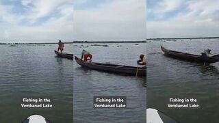 Кумараком, озеро Вембанад: утренняя лодка и прибрежный хищник