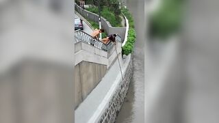 Шанхай — стррит-фишинг на набережной: микроджиг и судачок у сваев