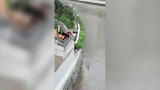 Шанхай — стррит-фишинг на набережной: микроджиг и судачок у сваев