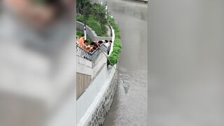 Шанхай — стррит-фишинг на набережной: микроджиг и судачок у сваев