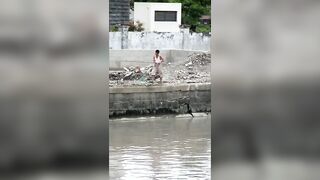 Шанхай — стррит-фишинг на набережной: микроджиг и судачок у сваев