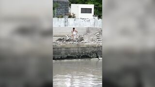 Шанхай — стррит-фишинг на набережной: микроджиг и судачок у сваев