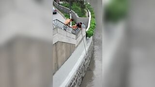 Шанхай — стррит-фишинг на набережной: микроджиг и судачок у сваев