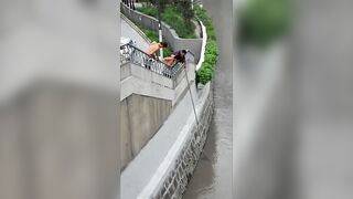 Шанхай — стррит-фишинг на набережной: микроджиг и судачок у сваев