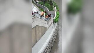 Шанхай — стррит-фишинг на набережной: микроджиг и судачок у сваев